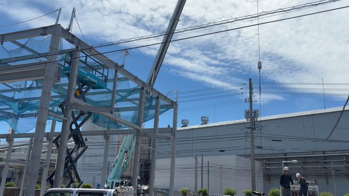 有限会社周南テクノ SNS担当です！ 🏗️ 下松工場、着々と完成に近づいています！ 今回は、8月に行われた「建て方工事」の様子を、 動画と写真でご紹介します📸🎥 青空のもと、暑さの厳しい中での作業となりましたが、 皆様に安全第一で作業していただき、 無事故で順調に工事が進んでおります！ 少しずつ形になっていく下松工場を見ると、 完成が待ち遠しくなります😊 そして、周南テクノにも嬉しいニュースです！ ✨ 本日9月1日より、新たに2名の仲間が加わりました！ ✨ 新しい仲間と力を合わせ、周南テクノはこれからもさらに大きく、そして強い会社を目指して成長していきます💪 これからも社員一同、一つひとつの仕事に誠実に取り組んでまいります